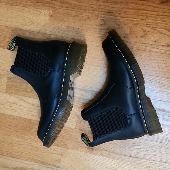 Dr. Martens 2976 Chelsea Boot - Picture 2 of 12
